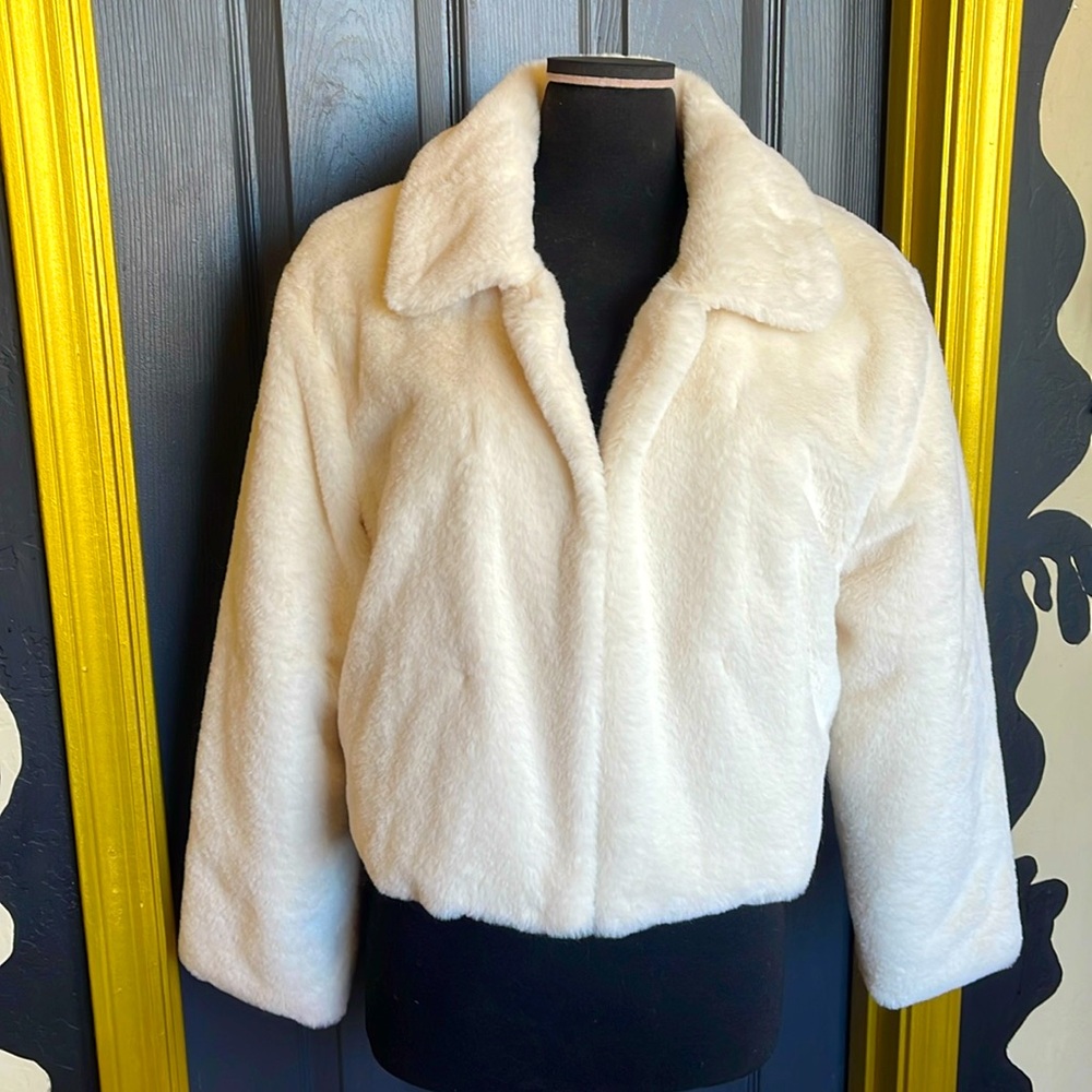 NWOT. Faux Fur Off White Jacket. Sz Medium.